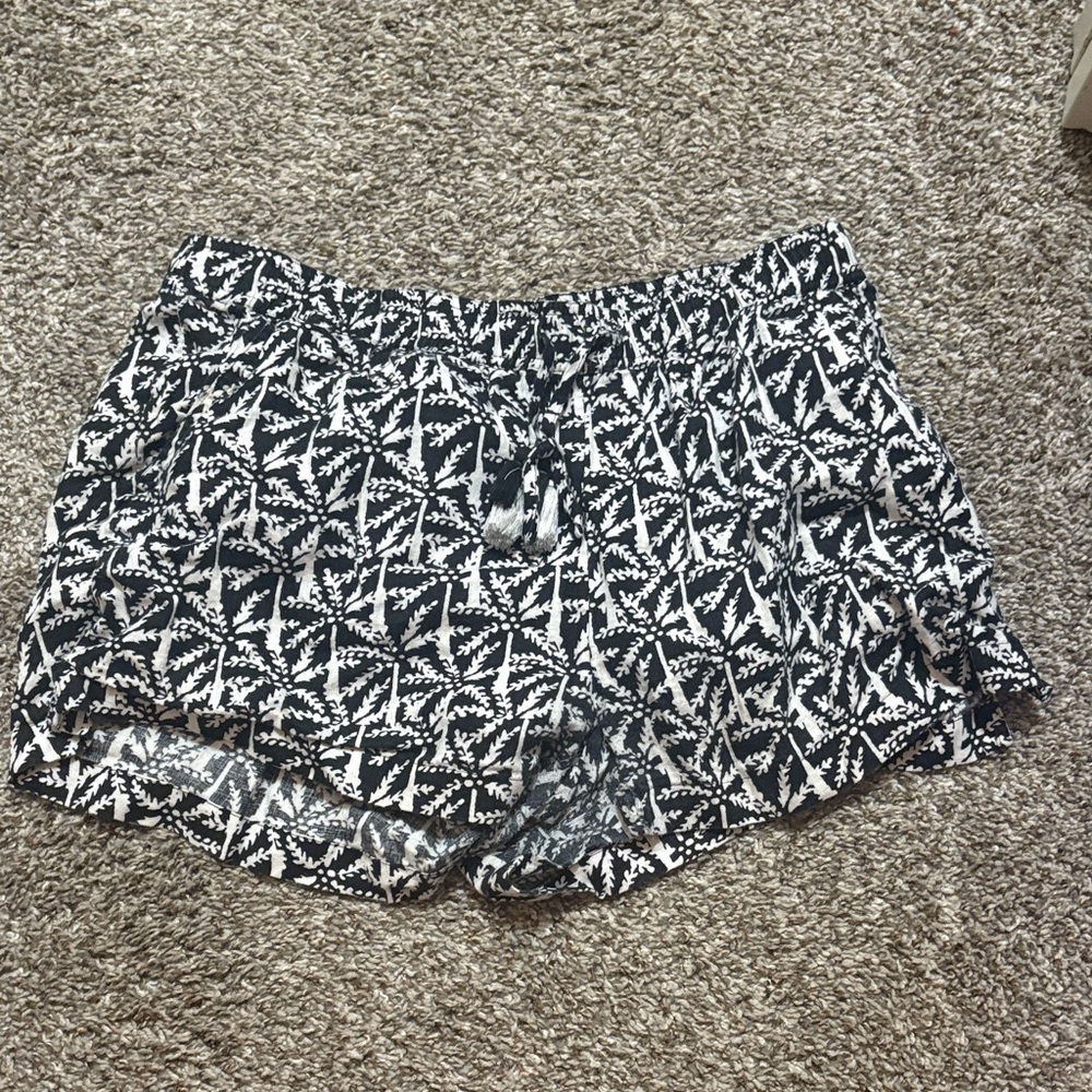 Women's Vineyard Vines Black and White Patterned Shorts
